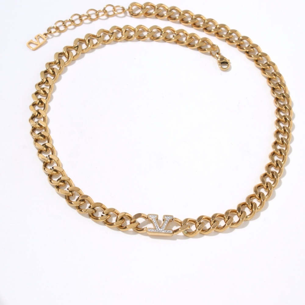 Luxurious Gold Chain Necklace with Crystal Detail